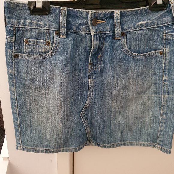 Levi's denim mini skirt - Picture 2 of 6